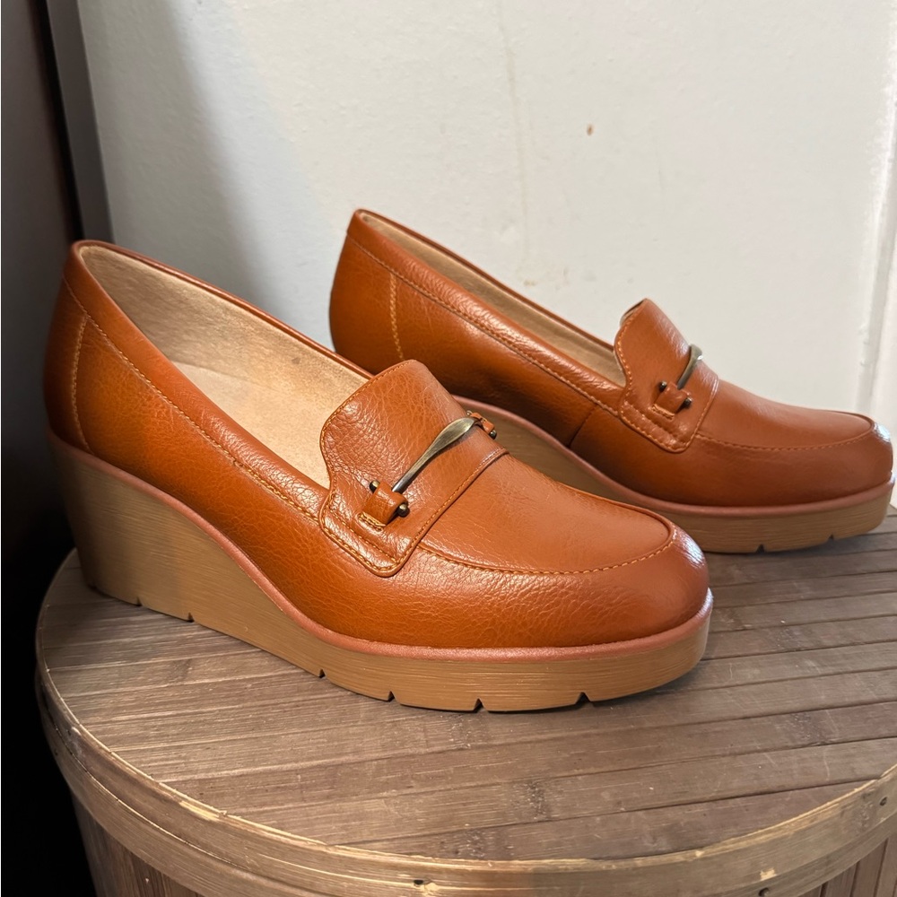 Naturalizer platform pumps